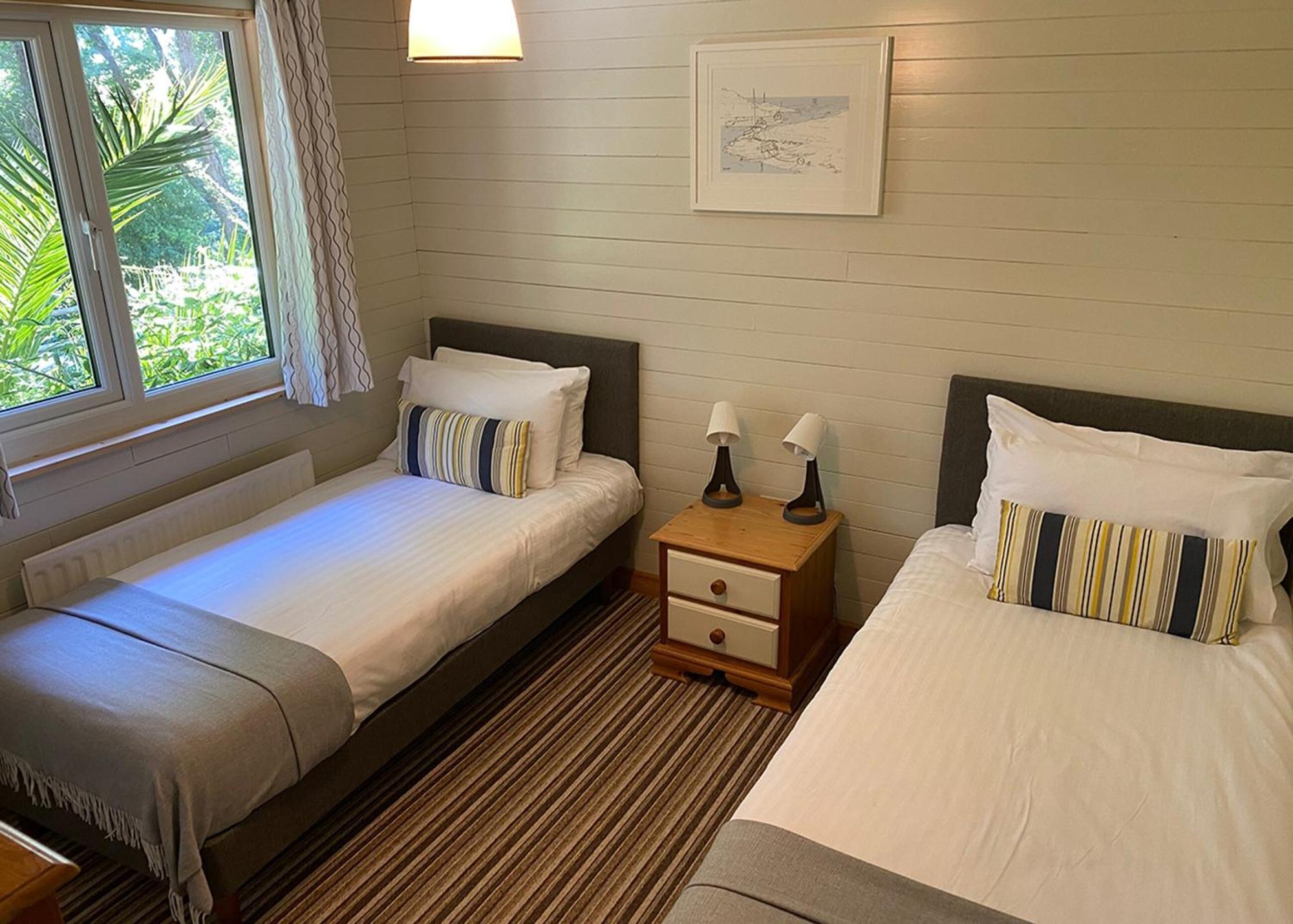 Ivyleaf Combe Lodges Stratton  Room photo